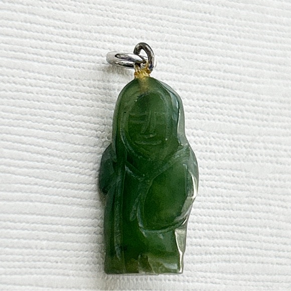 Adorable Vintage Handcarved Jade Tiny Inuit Person Pendant Charm - Picture 2 of 4